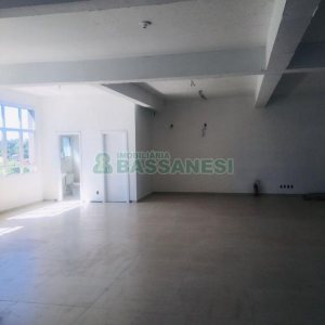 Loja com 450m², 4 vagas, no bairro Panazzolo em Caxias do Sul para Comprar