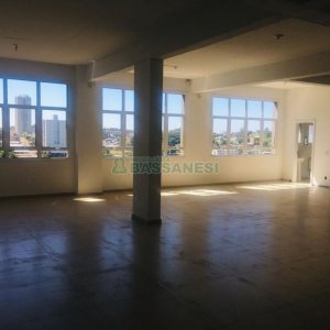 Loja com 450m², 4 vagas, no bairro Panazzolo em Caxias do Sul para Comprar