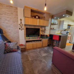 Sobrado com 60m², 1 dormitório, 1 vaga, no bairro Vinhedos em Caxias do Sul para Alugar