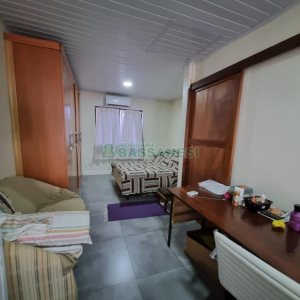 Sobrado com 60m², 1 dormitório, 1 vaga, no bairro Vinhedos em Caxias do Sul para Alugar