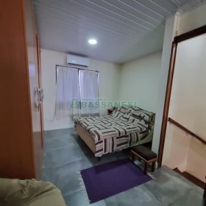 Sobrado com 60m², 1 dormitório, 1 vaga, no bairro Vinhedos em Caxias do Sul para Alugar