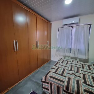 Sobrado com 60m², 1 dormitório, 1 vaga, no bairro Vinhedos em Caxias do Sul para Alugar