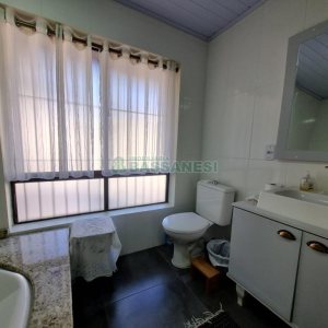 Sobrado com 60m², 1 dormitório, 1 vaga, no bairro Vinhedos em Caxias do Sul para Alugar