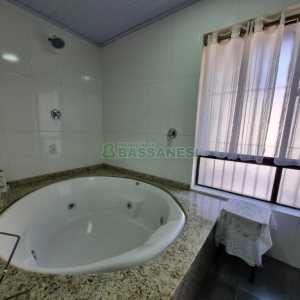 Sobrado com 60m², 1 dormitório, 1 vaga, no bairro Vinhedos em Caxias do Sul para Alugar