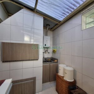 Sobrado com 60m², 1 dormitório, 1 vaga, no bairro Vinhedos em Caxias do Sul para Alugar