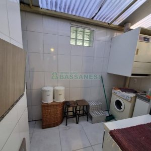 Sobrado com 60m², 1 dormitório, 1 vaga, no bairro Vinhedos em Caxias do Sul para Alugar