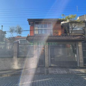 Casa com 188m², 3 dormitórios, 2 vagas, no bairro Panazzolo em Caxias do Sul para Comprar