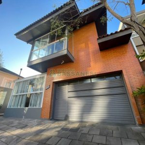 Casa com 188m², 3 dormitórios, 2 vagas, no bairro Panazzolo em Caxias do Sul para Comprar