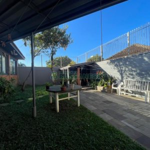Casa com 188m², 3 dormitórios, 2 vagas, no bairro Panazzolo em Caxias do Sul para Comprar