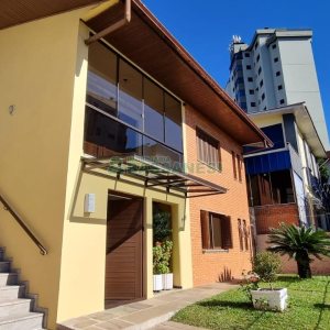 Casa com 292m², 7 dormitórios, 5 vagas, no bairro Jardim América em Caxias do Sul para Comprar