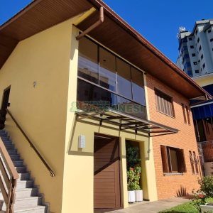 Casa com 292m², 7 dormitórios, 5 vagas, no bairro Jardim América em Caxias do Sul para Comprar