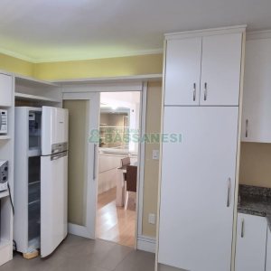 Casa com 292m², 7 dormitórios, 5 vagas, no bairro Jardim América em Caxias do Sul para Comprar