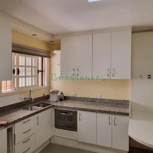 Casa com 292m², 7 dormitórios, 5 vagas, no bairro Jardim América em Caxias do Sul para Comprar