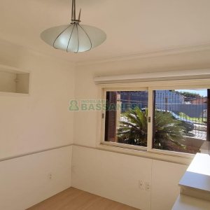 Casa com 292m², 7 dormitórios, 5 vagas, no bairro Jardim América em Caxias do Sul para Comprar