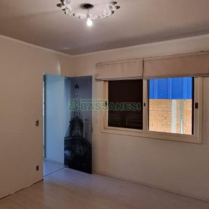 Casa com 292m², 7 dormitórios, 5 vagas, no bairro Jardim América em Caxias do Sul para Comprar