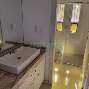 Casa com 292m², 7 dormitórios, 5 vagas, no bairro Jardim América em Caxias do Sul para Comprar