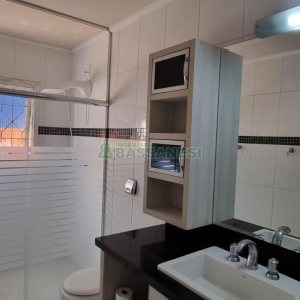 Casa com 292m², 7 dormitórios, 5 vagas, no bairro Jardim América em Caxias do Sul para Comprar