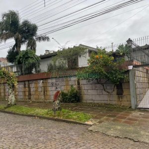 Casa com 300m², 3 dormitórios, 2 vagas, no bairro Petrópolis em Caxias do Sul para Comprar