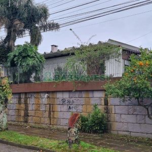 Casa com 300m², 3 dormitórios, 2 vagas, no bairro Petrópolis em Caxias do Sul para Comprar