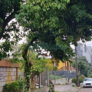 Casa com 300m², 3 dormitórios, 2 vagas, no bairro Petrópolis em Caxias do Sul para Comprar