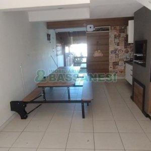 Sobrado com 132m², 2 dormitórios, 2 vagas, no bairro Vinhedos em Caxias do Sul para Comprar