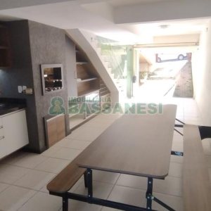 Sobrado com 132m², 2 dormitórios, 2 vagas, no bairro Vinhedos em Caxias do Sul para Comprar