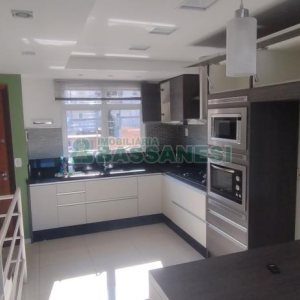 Sobrado com 132m², 2 dormitórios, 2 vagas, no bairro Vinhedos em Caxias do Sul para Comprar