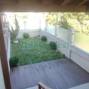 Sobrado com 132m², 2 dormitórios, 2 vagas, no bairro Vinhedos em Caxias do Sul para Comprar