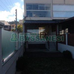 Sobrado com 132m², 2 dormitórios, 2 vagas, no bairro Vinhedos em Caxias do Sul para Comprar