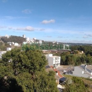 Sobrado com 132m², 2 dormitórios, 2 vagas, no bairro Vinhedos em Caxias do Sul para Comprar