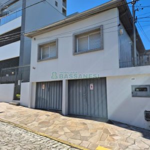 Casa com 108m², 2 dormitórios, 2 vagas, no bairro Panazzolo em Caxias do Sul para Comprar