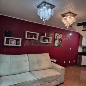 Casa com 108m², 2 dormitórios, 2 vagas, no bairro Panazzolo em Caxias do Sul para Comprar