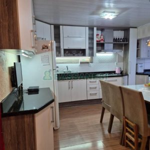 Casa com 108m², 2 dormitórios, 2 vagas, no bairro Panazzolo em Caxias do Sul para Comprar