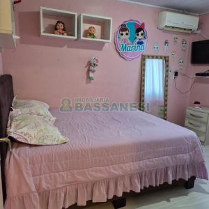 Casa com 108m², 2 dormitórios, 2 vagas, no bairro Panazzolo em Caxias do Sul para Comprar