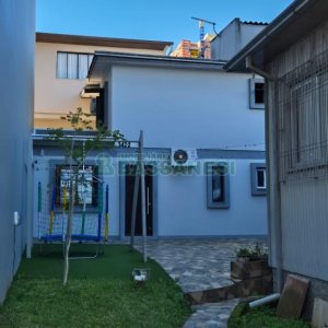 Casa com 108m², 2 dormitórios, 2 vagas, no bairro Panazzolo em Caxias do Sul para Comprar