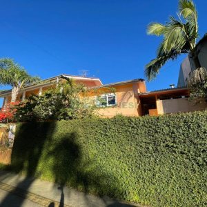 Casa com 384m², 7 dormitórios, 2 vagas, no bairro São Caetano em Caxias do Sul para Comprar