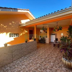 Casa com 384m², 7 dormitórios, 2 vagas, no bairro São Caetano em Caxias do Sul para Comprar