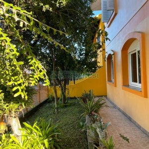 Casa com 384m², 7 dormitórios, 2 vagas, no bairro São Caetano em Caxias do Sul para Comprar