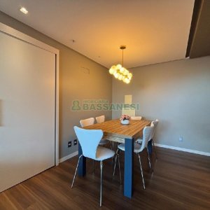 Apto Mobiliado com 82m², 2 dormitórios, 2 vagas, no bairro Vila Horn em Caxias do Sul para Alugar