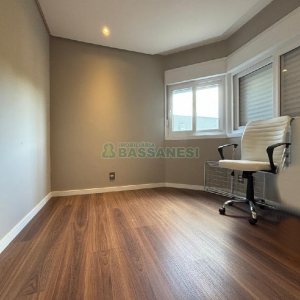 Apto Mobiliado com 82m², 2 dormitórios, 2 vagas, no bairro Vila Horn em Caxias do Sul para Alugar