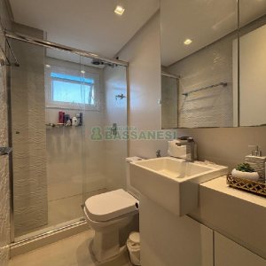 Apto Mobiliado com 82m², 2 dormitórios, 2 vagas, no bairro Vila Horn em Caxias do Sul para Alugar