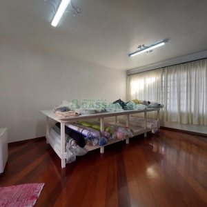 Casa com 337m², 3 dormitórios, 4 vagas, no bairro Planalto em Caxias do Sul para Comprar