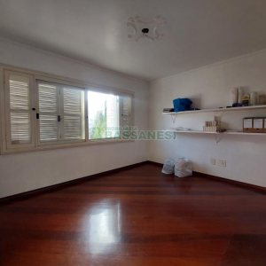 Casa com 337m², 3 dormitórios, 4 vagas, no bairro Planalto em Caxias do Sul para Comprar