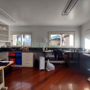 Casa com 337m², 3 dormitórios, 4 vagas, no bairro Planalto em Caxias do Sul para Comprar