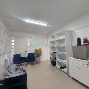 Casa com 337m², 3 dormitórios, 4 vagas, no bairro Planalto em Caxias do Sul para Comprar