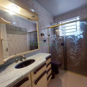 Casa com 337m², 3 dormitórios, 4 vagas, no bairro Planalto em Caxias do Sul para Comprar