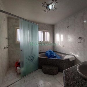 Casa com 337m², 3 dormitórios, 4 vagas, no bairro Planalto em Caxias do Sul para Comprar