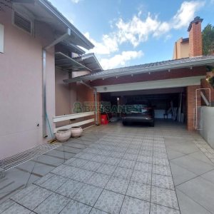 Casa com 337m², 3 dormitórios, 4 vagas, no bairro Planalto em Caxias do Sul para Comprar