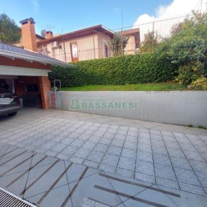 Casa com 337m², 3 dormitórios, 4 vagas, no bairro Planalto em Caxias do Sul para Comprar