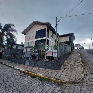Casa com 337m², 3 dormitórios, 4 vagas, no bairro Planalto em Caxias do Sul para Comprar